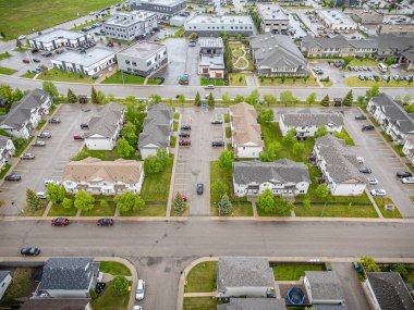 Saskatchewan, Saskatchewan 'daki Stonebridge mahallesinin yüksek çözünürlüklü hava aracı fotoğrafı. Görüntü, yerleşim evleri, ticari alanlar, parklar ve iyi planlanmış caddeleri yakalıyor ve kentsel yaşam ve yeşil alanlar içinde yer alıyor. 