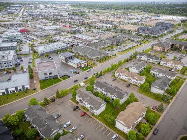Saskatchewan, Saskatchewan 'daki Stonebridge mahallesinin yüksek çözünürlüklü hava aracı fotoğrafı. Görüntü, yerleşim evleri, ticari alanlar, parklar ve iyi planlanmış caddeleri yakalıyor ve kentsel yaşam ve yeşil alanlar içinde yer alıyor. 