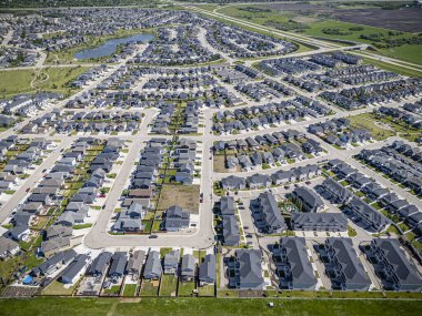 Saskatchewan, Saskatchewan 'daki Stonebridge mahallesinin yüksek çözünürlüklü hava aracı fotoğrafı. Görüntü, yerleşim evleri, ticari alanlar, parklar ve iyi planlanmış caddeleri yakalıyor ve kentsel yaşam ve yeşil alanlar içinde yer alıyor. 