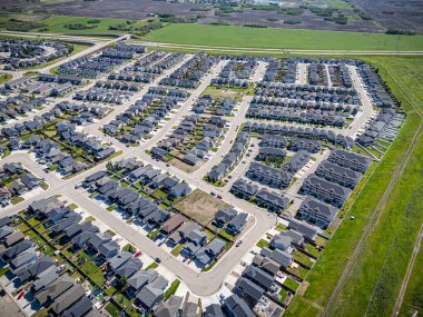 Saskatchewan, Saskatchewan 'daki Stonebridge mahallesinin yüksek çözünürlüklü hava aracı fotoğrafı. Görüntü, yerleşim evleri, ticari alanlar, parklar ve iyi planlanmış caddeleri yakalıyor ve kentsel yaşam ve yeşil alanlar içinde yer alıyor. 
