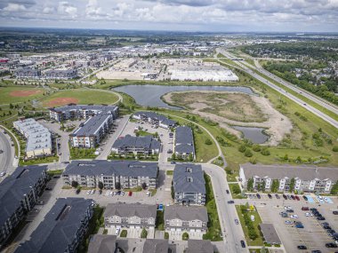 Saskatchewan, Saskatchewan 'daki Stonebridge mahallesinin yüksek çözünürlüklü hava aracı fotoğrafı. Görüntü, yerleşim evleri, ticari alanlar, parklar ve iyi planlanmış caddeleri yakalıyor ve kentsel yaşam ve yeşil alanlar içinde yer alıyor. 