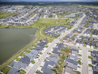 Saskatchewan, Saskatchewan 'daki Stonebridge mahallesinin yüksek çözünürlüklü hava aracı fotoğrafı. Görüntü, yerleşim evleri, ticari alanlar, parklar ve iyi planlanmış caddeleri yakalıyor ve kentsel yaşam ve yeşil alanlar içinde yer alıyor. 