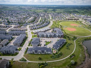 Saskatchewan, Saskatchewan 'daki Stonebridge mahallesinin yüksek çözünürlüklü hava aracı fotoğrafı. Görüntü, yerleşim evleri, ticari alanlar, parklar ve iyi planlanmış caddeleri yakalıyor ve kentsel yaşam ve yeşil alanlar içinde yer alıyor. 