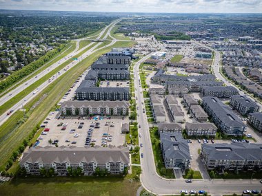 Saskatchewan, Saskatchewan 'daki Stonebridge mahallesinin yüksek çözünürlüklü hava aracı fotoğrafı. Görüntü, yerleşim evleri, ticari alanlar, parklar ve iyi planlanmış caddeleri yakalıyor ve kentsel yaşam ve yeşil alanlar içinde yer alıyor. 
