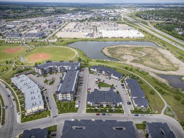 Saskatchewan, Saskatchewan 'daki Stonebridge mahallesinin yüksek çözünürlüklü hava aracı fotoğrafı. Görüntü, yerleşim evleri, ticari alanlar, parklar ve iyi planlanmış caddeleri yakalıyor ve kentsel yaşam ve yeşil alanlar içinde yer alıyor. 