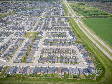 Saskatchewan, Saskatchewan 'daki Stonebridge mahallesinin yüksek çözünürlüklü hava aracı fotoğrafı. Görüntü, yerleşim evleri, ticari alanlar, parklar ve iyi planlanmış caddeleri yakalıyor ve kentsel yaşam ve yeşil alanlar içinde yer alıyor. 
