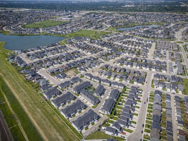 Saskatchewan, Saskatchewan 'daki Stonebridge mahallesinin yüksek çözünürlüklü hava aracı fotoğrafı. Görüntü, yerleşim evleri, ticari alanlar, parklar ve iyi planlanmış caddeleri yakalıyor ve kentsel yaşam ve yeşil alanlar içinde yer alıyor. 