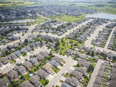 Saskatchewan, Saskatchewan 'daki Stonebridge mahallesinin yüksek çözünürlüklü hava aracı fotoğrafı. Görüntü, yerleşim evleri, ticari alanlar, parklar ve iyi planlanmış caddeleri yakalıyor ve kentsel yaşam ve yeşil alanlar içinde yer alıyor. 
