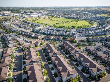 Saskatchewan, Saskatchewan 'daki Stonebridge mahallesinin yüksek çözünürlüklü hava aracı fotoğrafı. Görüntü, yerleşim evleri, ticari alanlar, parklar ve iyi planlanmış caddeleri yakalıyor ve kentsel yaşam ve yeşil alanlar içinde yer alıyor. 