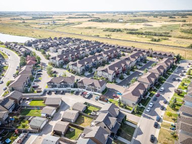 Saskatchewan, Saskatchewan 'daki Stonebridge mahallesinin yüksek çözünürlüklü hava aracı fotoğrafı. Görüntü, yerleşim evleri, ticari alanlar, parklar ve iyi planlanmış caddeleri yakalıyor ve kentsel yaşam ve yeşil alanlar içinde yer alıyor. 