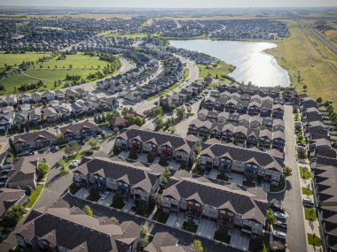 Saskatchewan, Saskatchewan 'daki Stonebridge mahallesinin yüksek çözünürlüklü hava aracı fotoğrafı. Görüntü, yerleşim evleri, ticari alanlar, parklar ve iyi planlanmış caddeleri yakalıyor ve kentsel yaşam ve yeşil alanlar içinde yer alıyor. 