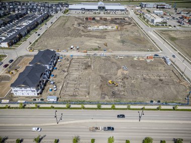 Saskatchewan, Saskatchewan 'daki Brighton banliyö mahallesini gösteren yüksek çözünürlüklü bir hava aracı fotoğrafı. Görüntü, açık bir günde konut, yeşil alanlar, sokaklar ve yakındaki konforların yerleşim yerlerini yakalıyor.