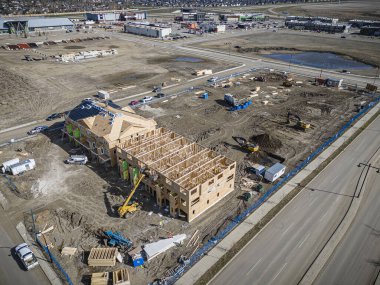 Saskatchewan, Saskatchewan 'daki Brighton banliyö mahallesini gösteren yüksek çözünürlüklü bir hava aracı fotoğrafı. Görüntü, açık bir günde konut, yeşil alanlar, sokaklar ve yakındaki konforların yerleşim yerlerini yakalıyor.