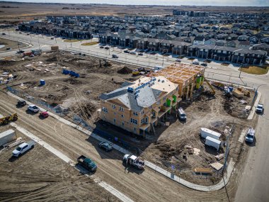 Saskatchewan, Saskatchewan 'daki Brighton banliyö mahallesini gösteren yüksek çözünürlüklü bir hava aracı fotoğrafı. Görüntü, açık bir günde konut, yeşil alanlar, sokaklar ve yakındaki konforların yerleşim yerlerini yakalıyor.