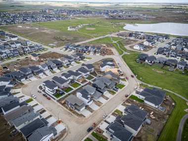Saskatchewan, Saskatchewan 'daki Brighton banliyö mahallesini gösteren yüksek çözünürlüklü bir hava aracı fotoğrafı. Görüntü, açık bir günde konut, yeşil alanlar, sokaklar ve yakındaki konforların yerleşim yerlerini yakalıyor.