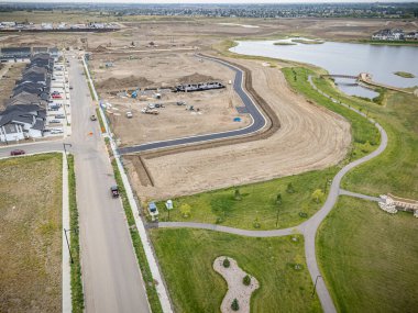 Saskatchewan, Saskatchewan 'daki Brighton banliyö mahallesini gösteren yüksek çözünürlüklü bir hava aracı fotoğrafı. Görüntü, açık bir günde konut, yeşil alanlar, sokaklar ve yakındaki konforların yerleşim yerlerini yakalıyor.