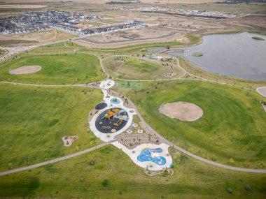 Saskatchewan, Saskatchewan 'daki Brighton banliyö mahallesini gösteren yüksek çözünürlüklü bir hava aracı fotoğrafı. Görüntü, açık bir günde konut, yeşil alanlar, sokaklar ve yakındaki konforların yerleşim yerlerini yakalıyor.