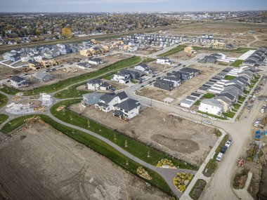 Saskatchewan, Saskatchewan 'daki Brighton banliyö mahallesini gösteren yüksek çözünürlüklü bir hava aracı fotoğrafı. Görüntü, açık bir günde konut, yeşil alanlar, sokaklar ve yakındaki konforların yerleşim yerlerini yakalıyor.