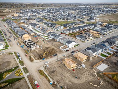 Saskatchewan, Saskatchewan 'daki Brighton banliyö mahallesini gösteren yüksek çözünürlüklü bir hava aracı fotoğrafı. Görüntü, açık bir günde konut, yeşil alanlar, sokaklar ve yakındaki konforların yerleşim yerlerini yakalıyor.