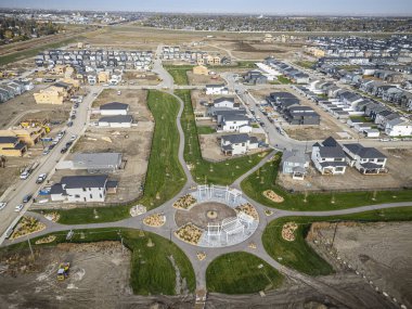 Saskatchewan, Saskatchewan 'daki Brighton banliyö mahallesini gösteren yüksek çözünürlüklü bir hava aracı fotoğrafı. Görüntü, açık bir günde konut, yeşil alanlar, sokaklar ve yakındaki konforların yerleşim yerlerini yakalıyor.