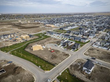 Saskatchewan, Saskatchewan 'daki Brighton banliyö mahallesini gösteren yüksek çözünürlüklü bir hava aracı fotoğrafı. Görüntü, açık bir günde konut, yeşil alanlar, sokaklar ve yakındaki konforların yerleşim yerlerini yakalıyor.