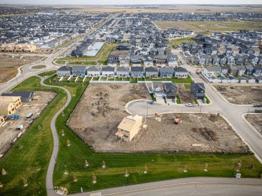 Saskatchewan, Saskatchewan 'daki Brighton banliyö mahallesini gösteren yüksek çözünürlüklü bir hava aracı fotoğrafı. Görüntü, açık bir günde konut, yeşil alanlar, sokaklar ve yakındaki konforların yerleşim yerlerini yakalıyor.