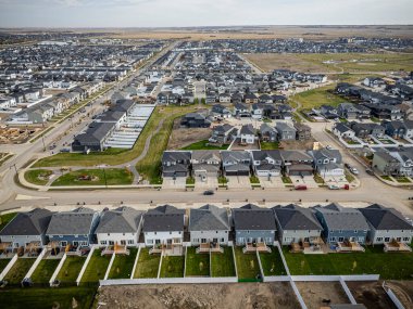 Saskatchewan, Saskatchewan 'daki Brighton banliyö mahallesini gösteren yüksek çözünürlüklü bir hava aracı fotoğrafı. Görüntü, açık bir günde konut, yeşil alanlar, sokaklar ve yakındaki konforların yerleşim yerlerini yakalıyor.