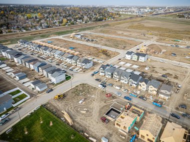 Saskatchewan, Saskatchewan 'daki Brighton banliyö mahallesini gösteren yüksek çözünürlüklü bir hava aracı fotoğrafı. Görüntü, açık bir günde konut, yeşil alanlar, sokaklar ve yakındaki konforların yerleşim yerlerini yakalıyor.