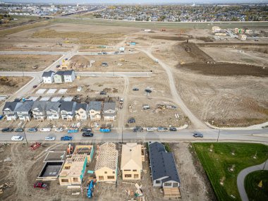 Saskatchewan, Saskatchewan 'daki Brighton banliyö mahallesini gösteren yüksek çözünürlüklü bir hava aracı fotoğrafı. Görüntü, açık bir günde konut, yeşil alanlar, sokaklar ve yakındaki konforların yerleşim yerlerini yakalıyor.