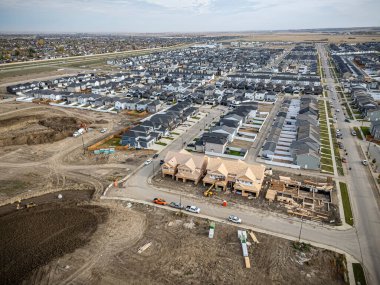Saskatchewan, Saskatchewan 'daki Brighton banliyö mahallesini gösteren yüksek çözünürlüklü bir hava aracı fotoğrafı. Görüntü, açık bir günde konut, yeşil alanlar, sokaklar ve yakındaki konforların yerleşim yerlerini yakalıyor.