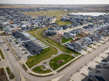 Saskatchewan, Saskatchewan 'daki Brighton banliyö mahallesini gösteren yüksek çözünürlüklü bir hava aracı fotoğrafı. Görüntü, açık bir günde konut, yeşil alanlar, sokaklar ve yakındaki konforların yerleşim yerlerini yakalıyor.