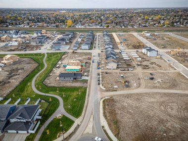 Saskatchewan, Saskatchewan 'daki Brighton banliyö mahallesini gösteren yüksek çözünürlüklü bir hava aracı fotoğrafı. Görüntü, açık bir günde konut, yeşil alanlar, sokaklar ve yakındaki konforların yerleşim yerlerini yakalıyor.