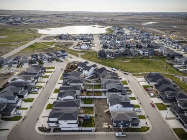 Saskatchewan, Saskatchewan 'daki Brighton banliyö mahallesini gösteren yüksek çözünürlüklü bir hava aracı fotoğrafı. Görüntü, açık bir günde konut, yeşil alanlar, sokaklar ve yakındaki konforların yerleşim yerlerini yakalıyor.