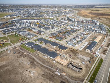 Saskatchewan, Saskatchewan 'daki Brighton banliyö mahallesini gösteren yüksek çözünürlüklü bir hava aracı fotoğrafı. Görüntü, açık bir günde konut, yeşil alanlar, sokaklar ve yakındaki konforların yerleşim yerlerini yakalıyor.