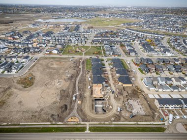 Saskatchewan, Saskatchewan 'daki Brighton banliyö mahallesini gösteren yüksek çözünürlüklü bir hava aracı fotoğrafı. Görüntü, açık bir günde konut, yeşil alanlar, sokaklar ve yakındaki konforların yerleşim yerlerini yakalıyor.