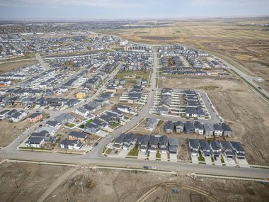 Saskatchewan, Saskatchewan 'daki Brighton banliyö mahallesini gösteren yüksek çözünürlüklü bir hava aracı fotoğrafı. Görüntü, açık bir günde konut, yeşil alanlar, sokaklar ve yakındaki konforların yerleşim yerlerini yakalıyor.