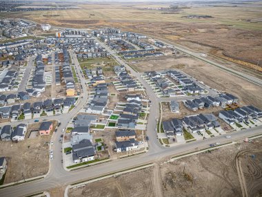 Saskatchewan, Saskatchewan 'daki Brighton banliyö mahallesini gösteren yüksek çözünürlüklü bir hava aracı fotoğrafı. Görüntü, açık bir günde konut, yeşil alanlar, sokaklar ve yakındaki konforların yerleşim yerlerini yakalıyor.