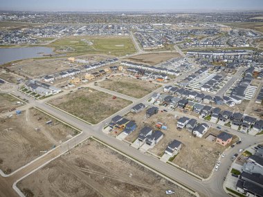 Saskatchewan, Saskatchewan 'daki Brighton banliyö mahallesini gösteren yüksek çözünürlüklü bir hava aracı fotoğrafı. Görüntü, açık bir günde konut, yeşil alanlar, sokaklar ve yakındaki konforların yerleşim yerlerini yakalıyor.