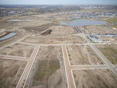 Saskatchewan, Saskatchewan 'daki Brighton banliyö mahallesini gösteren yüksek çözünürlüklü bir hava aracı fotoğrafı. Görüntü, açık bir günde konut, yeşil alanlar, sokaklar ve yakındaki konforların yerleşim yerlerini yakalıyor.