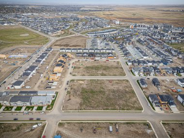 Saskatchewan, Saskatchewan 'daki Brighton banliyö mahallesini gösteren yüksek çözünürlüklü bir hava aracı fotoğrafı. Görüntü, açık bir günde konut, yeşil alanlar, sokaklar ve yakındaki konforların yerleşim yerlerini yakalıyor.