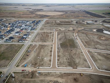 Saskatchewan, Saskatchewan 'daki Brighton banliyö mahallesini gösteren yüksek çözünürlüklü bir hava aracı fotoğrafı. Görüntü, açık bir günde konut, yeşil alanlar, sokaklar ve yakındaki konforların yerleşim yerlerini yakalıyor.
