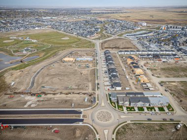 Saskatchewan, Saskatchewan 'daki Brighton banliyö mahallesini gösteren yüksek çözünürlüklü bir hava aracı fotoğrafı. Görüntü, açık bir günde konut, yeşil alanlar, sokaklar ve yakındaki konforların yerleşim yerlerini yakalıyor.