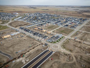 Saskatchewan, Saskatchewan 'daki Brighton banliyö mahallesini gösteren yüksek çözünürlüklü bir hava aracı fotoğrafı. Görüntü, açık bir günde konut, yeşil alanlar, sokaklar ve yakındaki konforların yerleşim yerlerini yakalıyor.