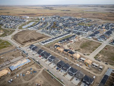 Saskatchewan, Saskatchewan 'daki Brighton banliyö mahallesini gösteren yüksek çözünürlüklü bir hava aracı fotoğrafı. Görüntü, açık bir günde konut, yeşil alanlar, sokaklar ve yakındaki konforların yerleşim yerlerini yakalıyor.