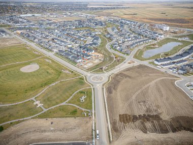 Saskatchewan, Saskatchewan 'daki Brighton banliyö mahallesini gösteren yüksek çözünürlüklü bir hava aracı fotoğrafı. Görüntü, açık bir günde konut, yeşil alanlar, sokaklar ve yakındaki konforların yerleşim yerlerini yakalıyor.