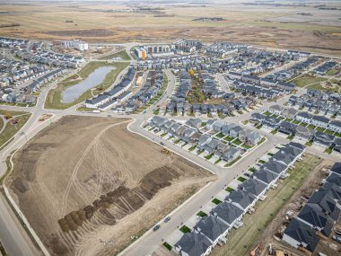 Saskatchewan, Saskatchewan 'daki Brighton banliyö mahallesini gösteren yüksek çözünürlüklü bir hava aracı fotoğrafı. Görüntü, açık bir günde konut, yeşil alanlar, sokaklar ve yakındaki konforların yerleşim yerlerini yakalıyor.