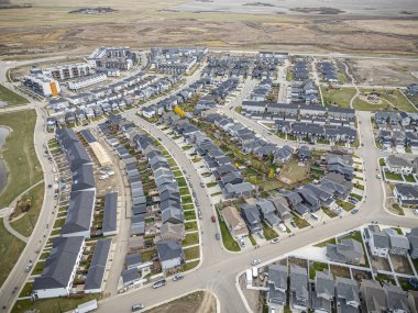 Saskatchewan, Saskatchewan 'daki Brighton banliyö mahallesini gösteren yüksek çözünürlüklü bir hava aracı fotoğrafı. Görüntü, açık bir günde konut, yeşil alanlar, sokaklar ve yakındaki konforların yerleşim yerlerini yakalıyor.