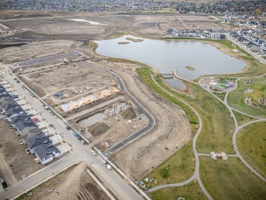 Saskatchewan, Saskatchewan 'daki Brighton banliyö mahallesini gösteren yüksek çözünürlüklü bir hava aracı fotoğrafı. Görüntü, açık bir günde konut, yeşil alanlar, sokaklar ve yakındaki konforların yerleşim yerlerini yakalıyor.