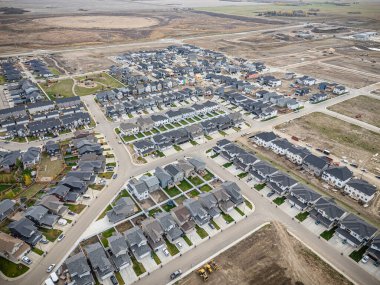 Saskatchewan, Saskatchewan 'daki Brighton banliyö mahallesini gösteren yüksek çözünürlüklü bir hava aracı fotoğrafı. Görüntü, açık bir günde konut, yeşil alanlar, sokaklar ve yakındaki konforların yerleşim yerlerini yakalıyor.