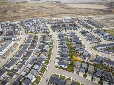 Saskatchewan, Saskatchewan 'daki Brighton banliyö mahallesini gösteren yüksek çözünürlüklü bir hava aracı fotoğrafı. Görüntü, açık bir günde konut, yeşil alanlar, sokaklar ve yakındaki konforların yerleşim yerlerini yakalıyor.